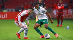 RS - PORTO ALEGRE - 04/08/2024 - BRASILEIRO A 2024, INTERNACIONAL X PALMEIRAS - Fabricio Bustos jogador do Internacional disputa lance com Vanderlan jogador do Palmeiras durante partida no estadio Beira-Rio pelo campeonato Brasileiro A 2024. Foto: Maxi Franzoi/AGIF