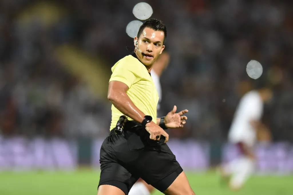 Nicolas Gallo, também da Colômbia, será encarregado de conduzir VAR no Maracanã – Foto: Amilcar Orfali/Getty Images