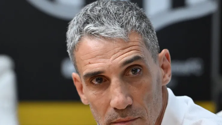 Vojvoda, durante sua apresentação oficial como técnico do Santos em coletiva de imprensa realizada na Vila Belmiro. Foto: Jota Erre/AGIF