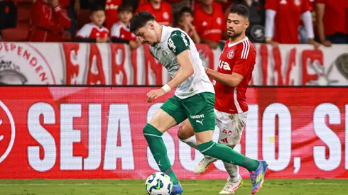 Bruno Tabata, jogador do Internacional, disputa lance com Joaquin Piquerez no último confronto. Foto: Maxi Franzoi/AGIF