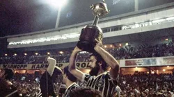 Hugo de León com a taça de campeão da Libertadores de 1983.