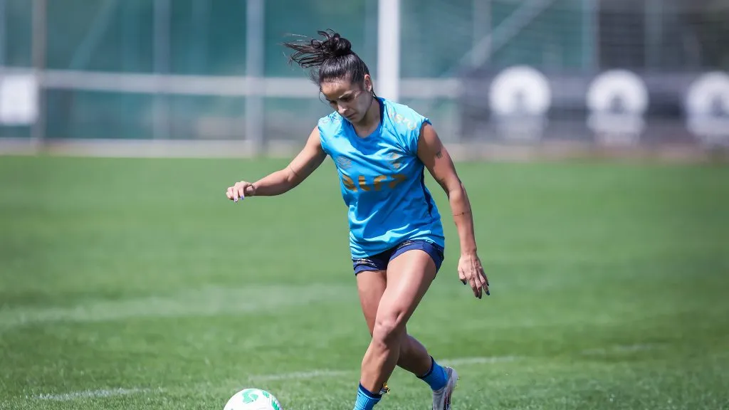 Jogadora do Grêmio em treinamento