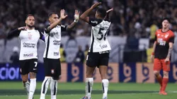 Gui Negao, jogador do Corinthians, comemora seu gol com Matheuzinho jogador da sua equipe durante partida contra o Athletico-PR no estadio Arena Corinthians pelo campeonato Copa Do Brasil 2025. Foto: Marcello Zambrana/AGIF