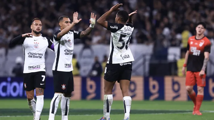 Gui Negao, jogador do Corinthians, comemora seu gol com Matheuzinho jogador da sua equipe durante partida contra o Athletico-PR no estadio Arena Corinthians pelo campeonato Copa Do Brasil 2025. Foto: Marcello Zambrana/AGIF