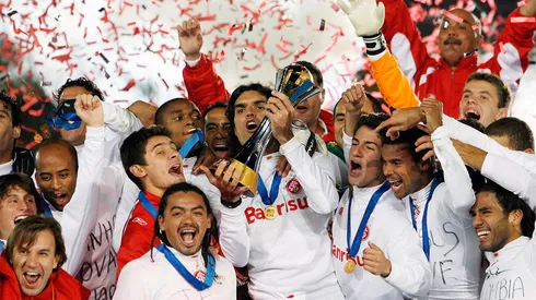 Fernandão, capitão do time, levantou a taça de campeão mundial de 2006. (Foto: Junko Kimura/Getty Images)