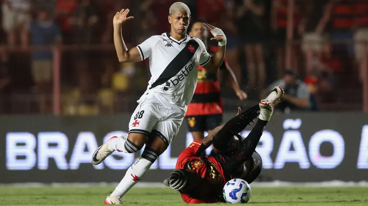 Cauan Barros em ação pelo Vasco contra o Sport - Foto: Marlon Costa/AGIF