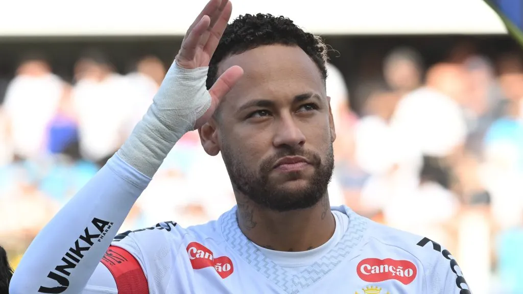 Neymar em campo pelo Santos em partida no Brasileirão – Foto: Jota Erre/AGIF