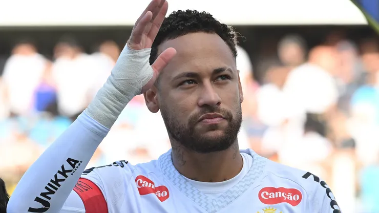 Neymar em campo pelo Santos em partida no Brasileirão - Foto: Jota Erre/AGIF