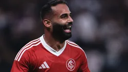 Thiago Maia comemorando gol durante partida entre Corinthians e Internacional, na Neo Química Arena, no Brasileirão.