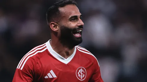 Thiago Maia comemorando gol durante partida entre Corinthians e Internacional, na Neo Química Arena, no Brasileirão.