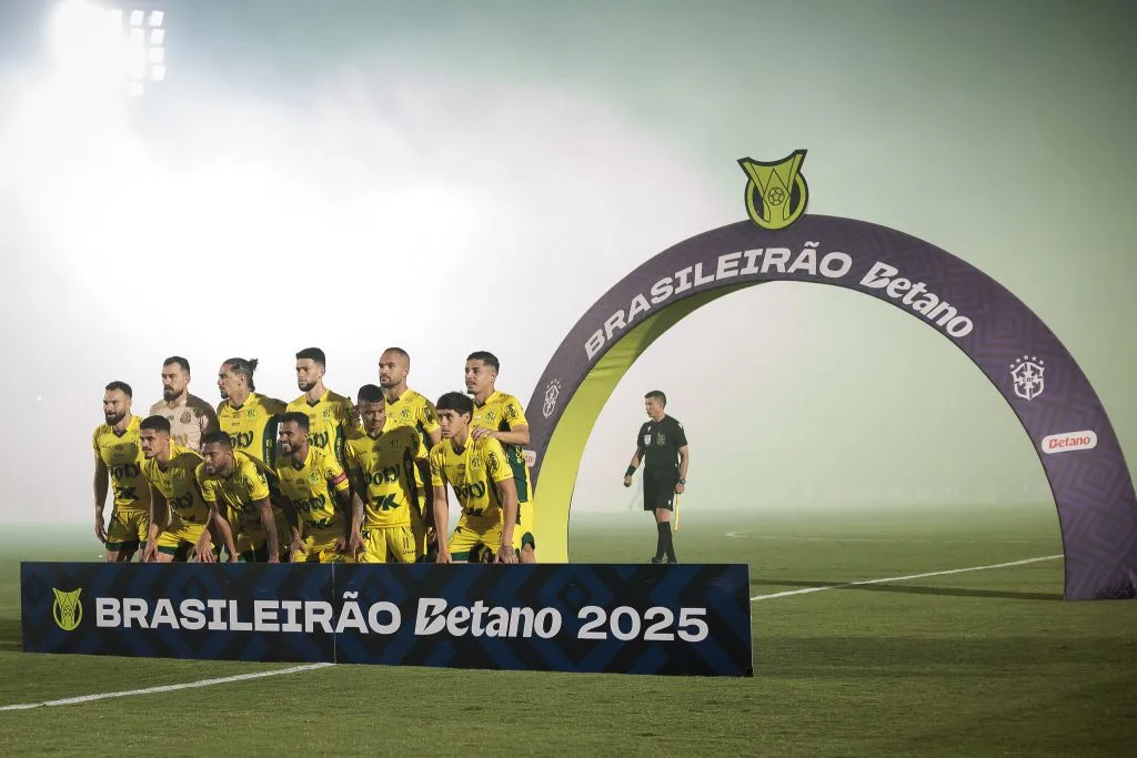 Jogadores do Mirassol posam para foto antes na partida contra Bahia no estadio Jose Maria de Campos Maia pelo campeonato Brasileiro A 2025. Foto: Vinicius Silva/AGIF