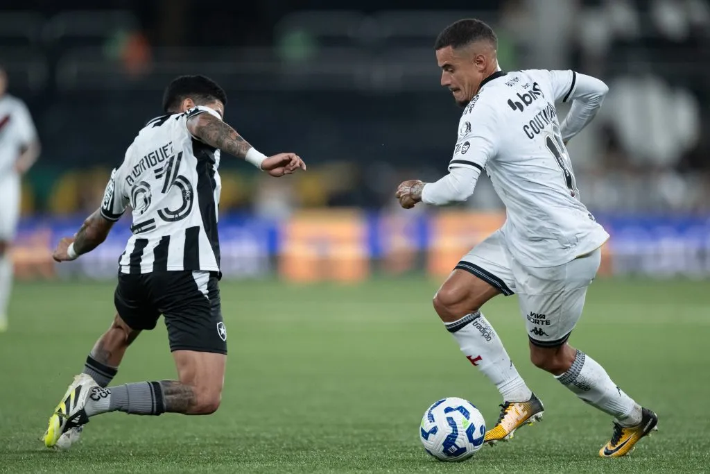 Coutinho em ação no clássico contra o Botafogo. Foto: Jorge Rodrigues/AGIF