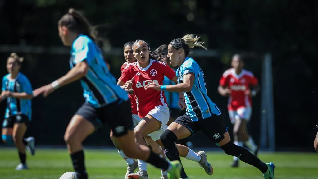 Internacional e Grêmio em clássico feminino