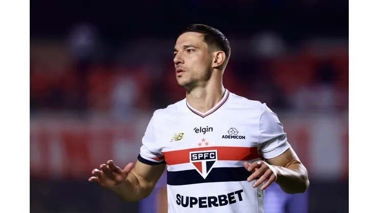 Cédric Soares projeta futuro na Seleção e comemora desempenho sólido no São Paulo. Foto: Marcello Zambrana/AGIF