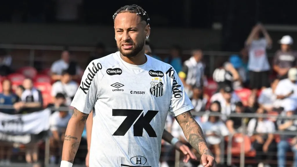 Neymar durante partida do Santos no Campeonato Brasileiro – Foto: Jota Erre/AGIF