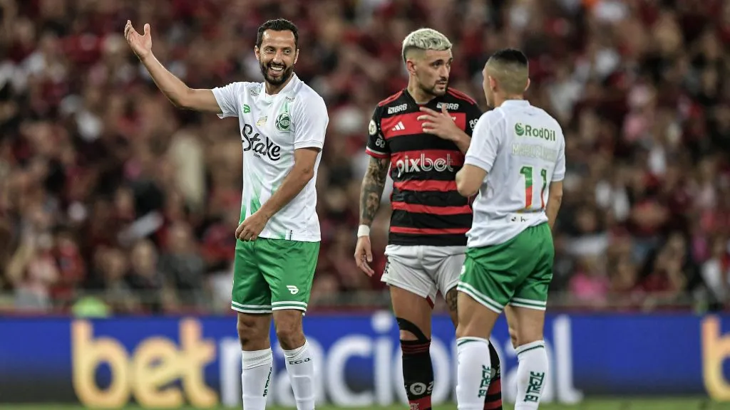 Nene jogador do Juventude recebe cartao vermelho do arbitro durante partida contra o Flamengo no estadio Maracana pelo campeonato Brasileiro A 2024. Foto: Thiago Ribeiro/AGIF