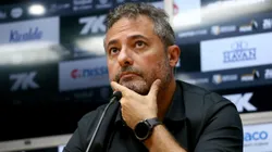 SP - SANTOS - 25/06/2025 - SANTOS, APRESENTACAO - O dirigente Alexandre Mattos fala aos jornalistas durante apresentacao oficial em coletiva de imprensa realizada no Vila Belmiro. Foto: Mauricio De Souza/AGIF