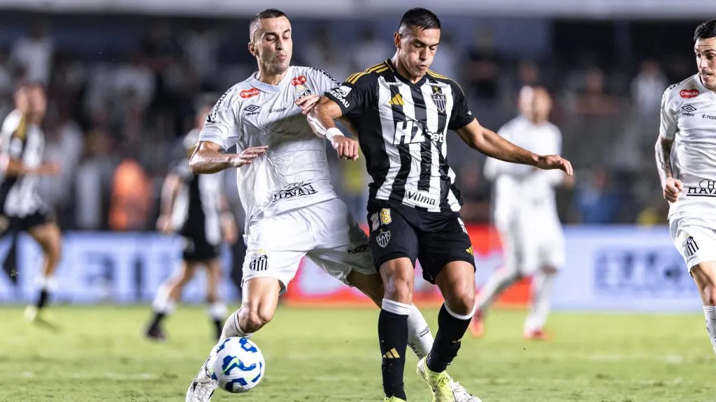 Joao Schmidt jogador do Santos durante partida contra o Atletico-MG no estadio Vila Belmiro pelo campeonato Brasileiro A 2025. Foto: Abner Dourado/AGIF