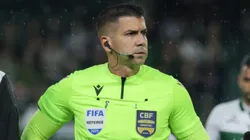 O arbitro Bruno Arleu de Araujo durante partida entre Coritiba e Ferroviaria no estadio Couto Pereira pelo campeonato Brasileiro B 2025. Foto: Robson Mafra/AGIF