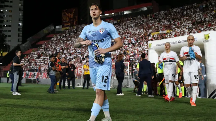 Leandro goleiro do Sao Paulo durante a partida entre Sport e Sao Paulo na Ilha do Retiro em Recife (PE), pelo Campeonato Brasileiro da Serie A 2025. Foto: Marlon Costa/AGIF