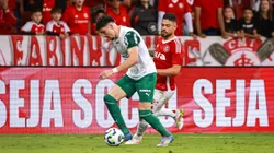 Bruno Tabata jogador do Internacional disputa lance com Joaquín Piquerez - Foto: Maxi Franzoi/AGIF