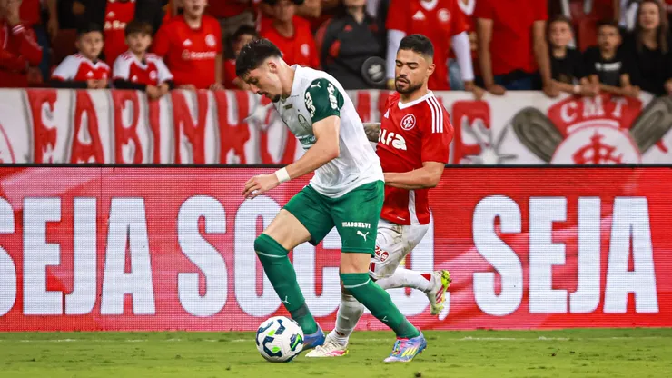 Bruno Tabata jogador do Internacional disputa lance com Joaquín Piquerez - Foto: Maxi Franzoi/AGIF