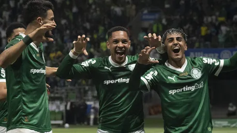 Vitor Roque jogador do Palmeiras comemora seu gol com Facundo Torres e Flaco Lopes - Foto: Anderson Romao/AGIF