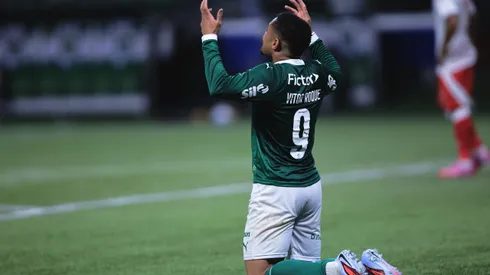 SP - SAO PAULO - 13/09/2025 - BRASILEIRO A 2025, PALMEIRAS X INTERNACIONAL - Vitor Roque jogador do Palmeiras comemora seu gol durante partida contra o Internacional no estadio Arena Allianz Parque pelo campeonato Brasileiro A 2025. Foto: Ettore Chiereguini/AGIF