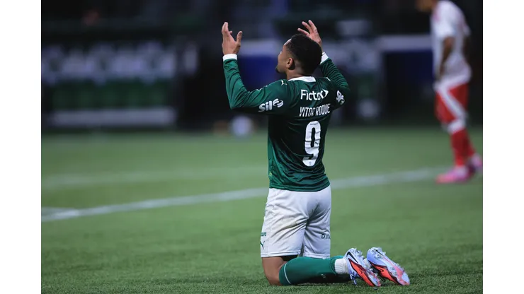 SP - SAO PAULO - 13/09/2025 - BRASILEIRO A 2025, PALMEIRAS X INTERNACIONAL - Vitor Roque jogador do Palmeiras comemora seu gol durante partida contra o Internacional no estadio Arena Allianz Parque pelo campeonato Brasileiro A 2025. Foto: Ettore Chiereguini/AGIF