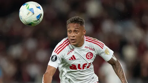 Vitinho, meia-campista do Internacional cometeu uma falta perigosa em jogador do Palmeiras e recebeu cartão