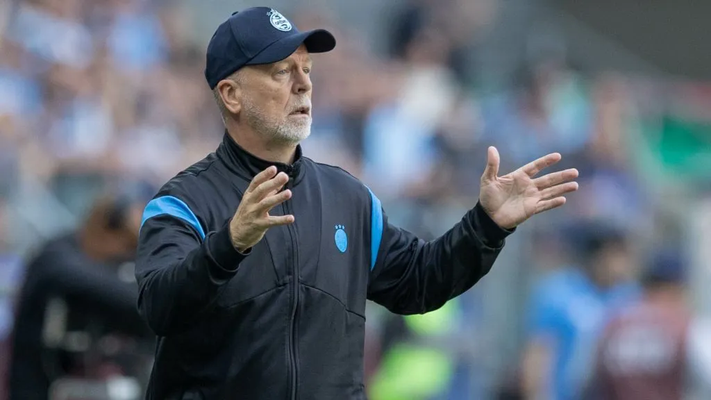 Mano Menezes durante a partida entre Grêmio x Mirassol – Foto: Liamara Polli/AGIF