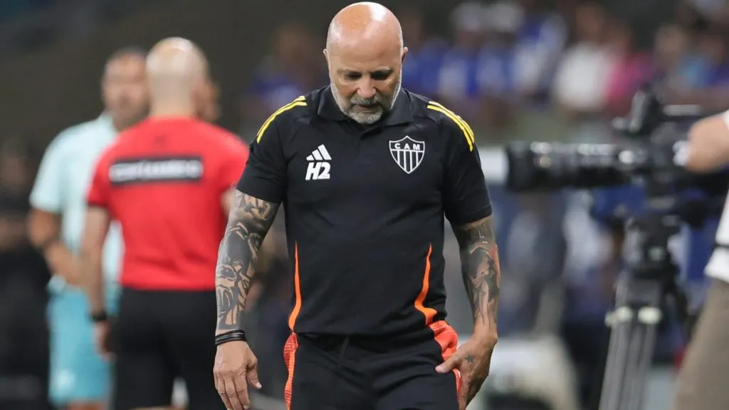 Jorge Sampaoli tecnico do Atletico-MG lamenta durante partida contra o Cruzeiro no estadio Mineirao pelo campeonato Copa Do Brasil 2025. Foto: Gilson Lobo/AGIF
