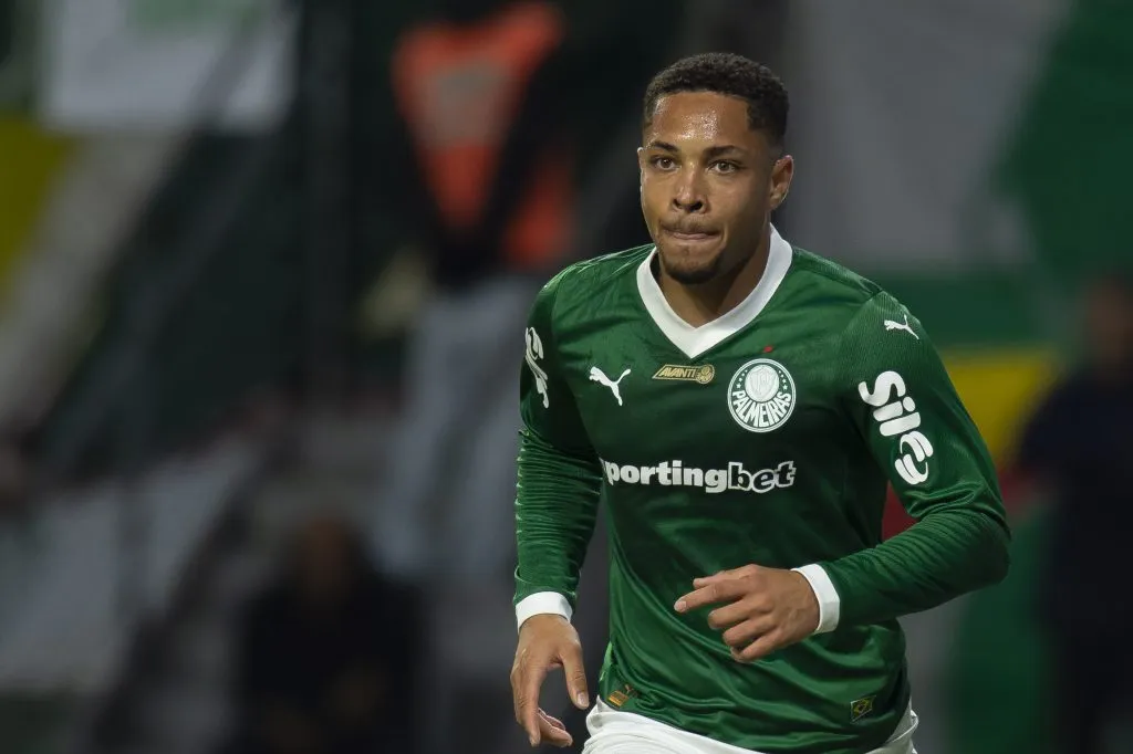 Vitor Roque jogador do Palmeiras comemora seu gol durante partida contra o Internacional no estadio Arena Allianz Parque pelo campeonato Brasileiro A 2025. Foto: Anderson Romao/AGIF