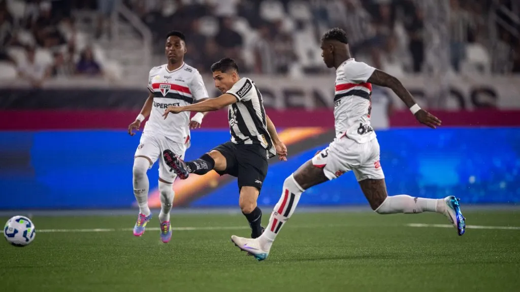 São Paulo e Botafogo em campo durante partida disputada pelo 1º turno do Brasileirão – Foto: Thiago Ribeiro/AGIF