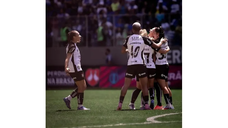 Thais Ferreira marca gol do título. Foto: reprodução/Instagram/@thaisferreira