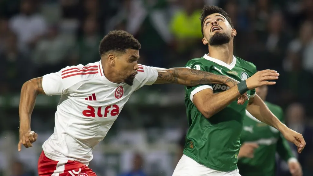 Flaco Lopez jogador do Palmeiras disputa lance com Juninho jogador do Internacional durante partida no estadio Arena Allianz Parque pelo campeonato Brasileiro A 2025. Foto: Anderson Romao/AGIF