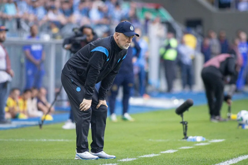 Mano Menezes durante a partida contra o Mirassol. Foto: Maxi Franzoi/AGIF