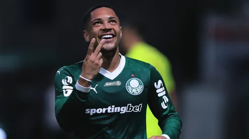 Vitor Roque jogador do Palmeiras comemora seu gol durante partida contra o Internacional no estadio Arena Allianz Parque pelo campeonato Brasileiro A 2025. Foto: Ettore Chiereguini/AGIF