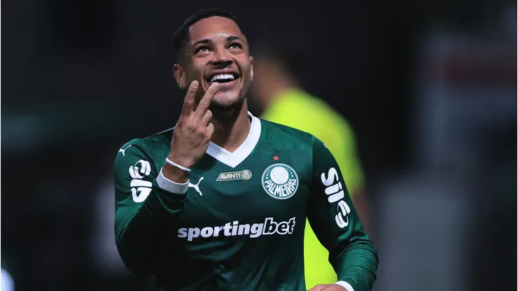Vitor Roque jogador do Palmeiras comemora seu gol durante partida contra o Internacional no estadio Arena Allianz Parque pelo campeonato Brasileiro A 2025. Foto: Ettore Chiereguini/AGIF