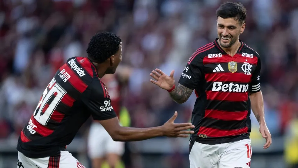 Arrascaeta jogador do Flamengo comemora seu gol com Plata jogador da sua equipe durante partida contra o Gremio no estadio Maracana pelo campeonato Brasileiro A 2025. Foto: Jorge Rodrigues/AGIF