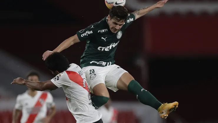 Raphael Veiga durante partida contra o River Plate - (Photo by Juan I. Roncoroni – Pool/Getty Images)
