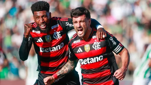 Arrascaeta jogador do Flamengo comemora seu gol com Emerson Royal. Foto: Luiz Erbes/AGIF