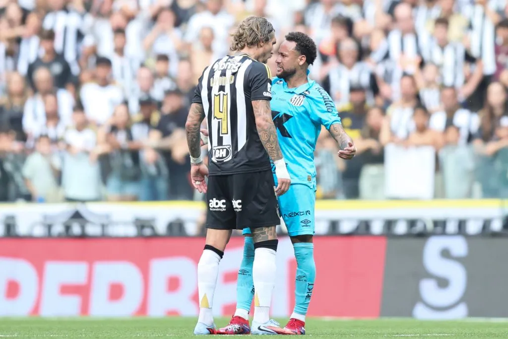 Momento da discussão entre Lyanco e Neymar. Foto: Gilson Lobo/AGIF