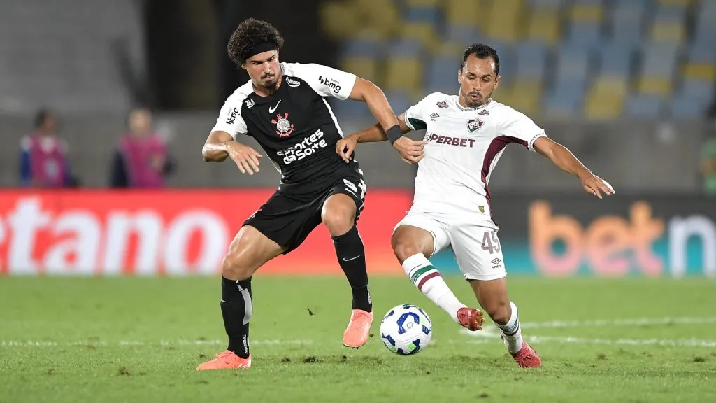 Lima jogador do Fluminense disputa lance com André Ramalho jogador do Corinthians durante partida no estadio Maracana pelo campeonato Brasileiro A 2025. Foto: Thiago Ribeiro/AGIF
