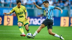Cristaldo e Chico Kim disputam posse de bola em Grêmio x Mirassol.