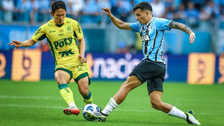 Cristaldo e Chico Kim disputam posse de bola em Grêmio x Mirassol.