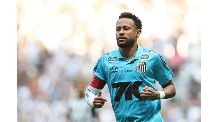 Neymar jogador do Santos durante partida contra o Atletico-MG no estadio Arena MRV pelo campeonato Brasileiro A 2025. Foto: Gilson Lobo/AGIF