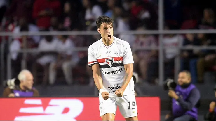 Dinenno celebra o gol diante do Botafogo