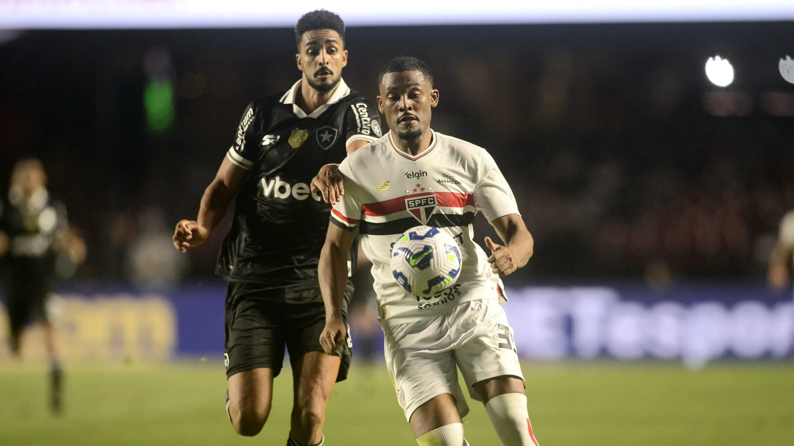 Sabino também se destacou positivamente pelo lado do São Paulo. Foto: Alan Morici/AGIF