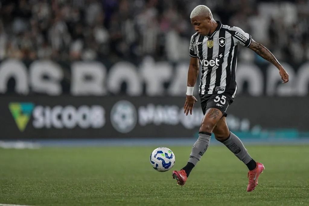 Danilo foi escalado como um ponta direita e acabou não agradando a torcida contra o São Paulo. Foto: Thiago Ribeiro/AGIF